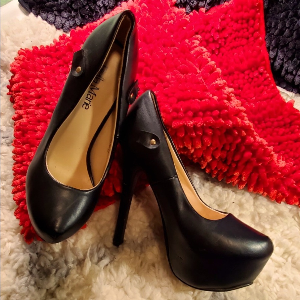BELLA MARIE black leather pumps